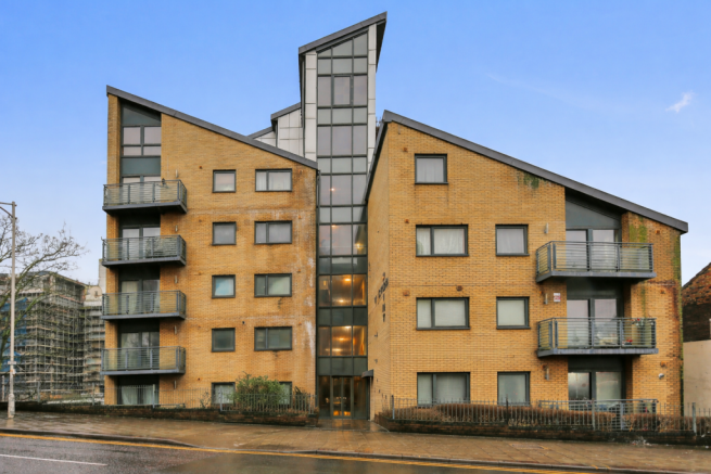 2 bed property, in Hainault Street, £170,000