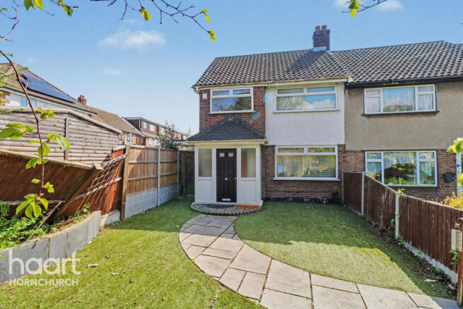 3 bed property, in Surrey Drive, £425,000