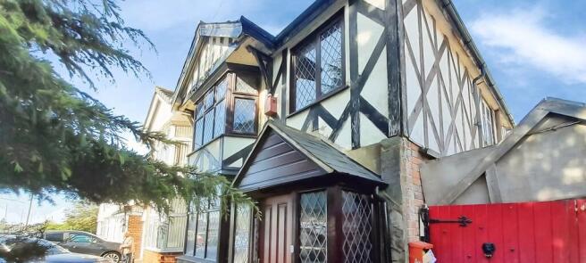 3 bed property, in Narborough Road South, £200,000