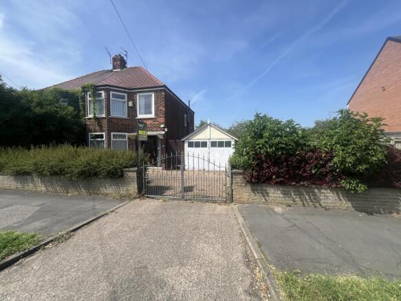 3 bed property, in Bethune Avenue, £200,000