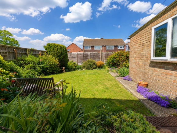 3 bed property, in Whippingham Close, £260,000