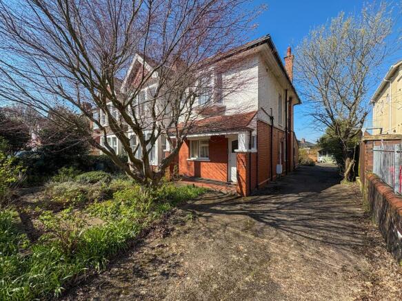 2 bed property, in Stanwell Road, £325,000