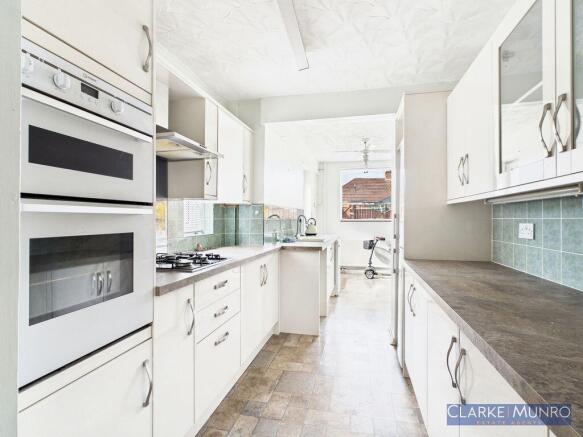 3 bed property, in Queens Drive, £165,000