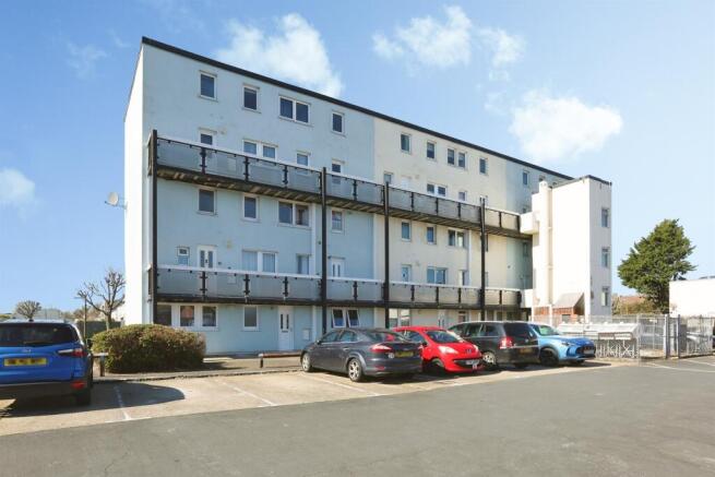 2 bed property, in Carless Close, £70,000