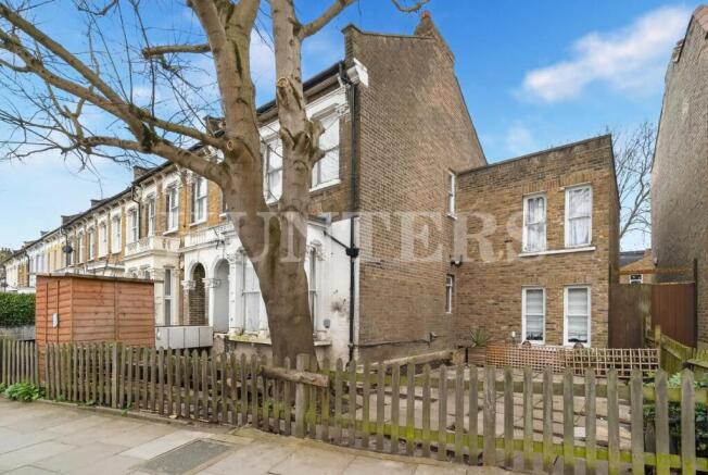 1 bed property, in Mount Pleasant Road, £200,000