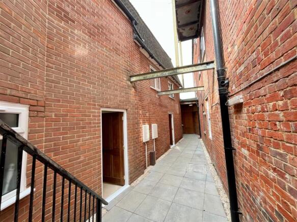 1 bed property, in Water Lane, £235,000