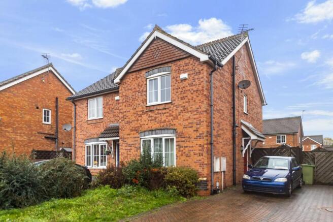 2 bed property, in Coverdale Road, £137,500