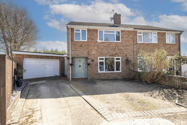 3 bed property, in Grays Walk, £650,000