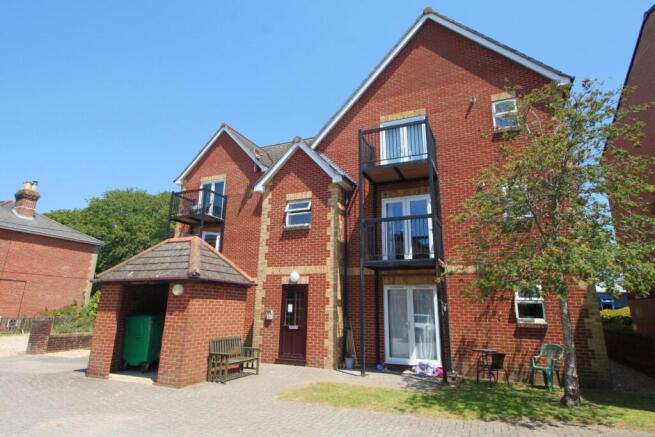 2 bed property, in Victoria Road, £180,000