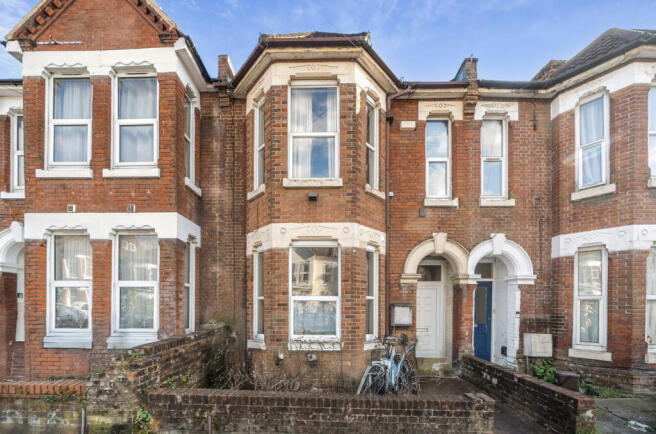 2 bed property, in Wilton Avenue, £250,000