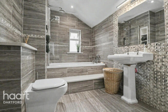 2 bed property, in Waldeck Road, £325,000