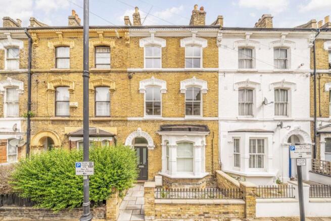 2 bed property, in Ferndale Road, £600,000