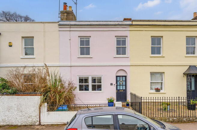3 bed property, in Leckhampton, £425,000