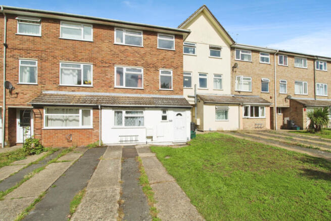5 bed property, in St. Andrews Avenue, £300,000