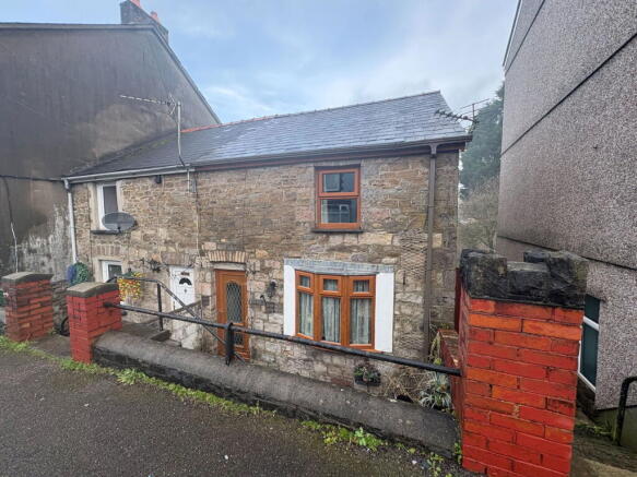 2 bed property, in Cwmamman Road, £127,500