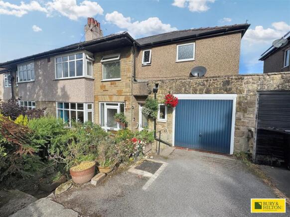4 bed property, in Macclesfield Old Road, £345,000