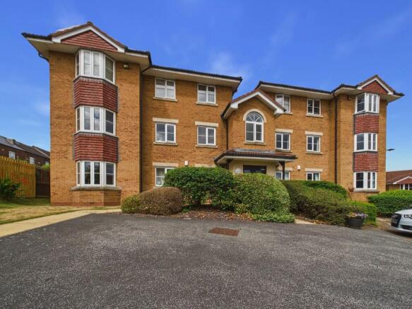 2 bed property, in Falconer Way, £125,000