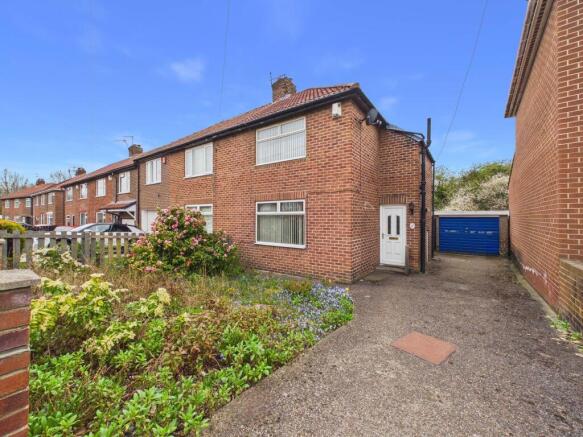 2 bed property, in Rochester Gardens, £130,000