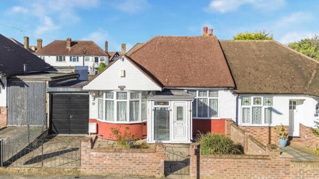 2 bed property, in Farndale Crescent, £575,000