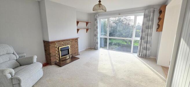 2 bed property, in Appledore Gardens, £270,000