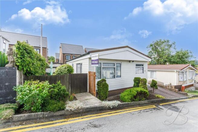 2 bed property, in Poplar Drive, £70,000