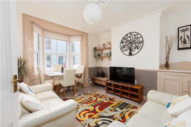 2 bed property, in Stevens Crescent, £325,000