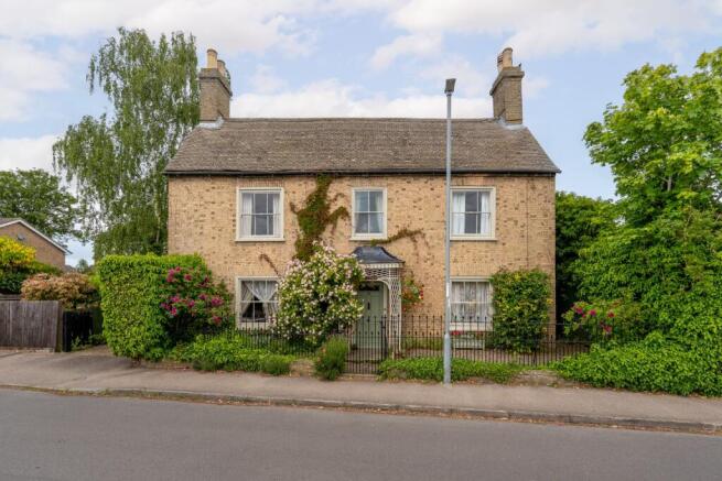 6 bed property, in Laurels, £850,000