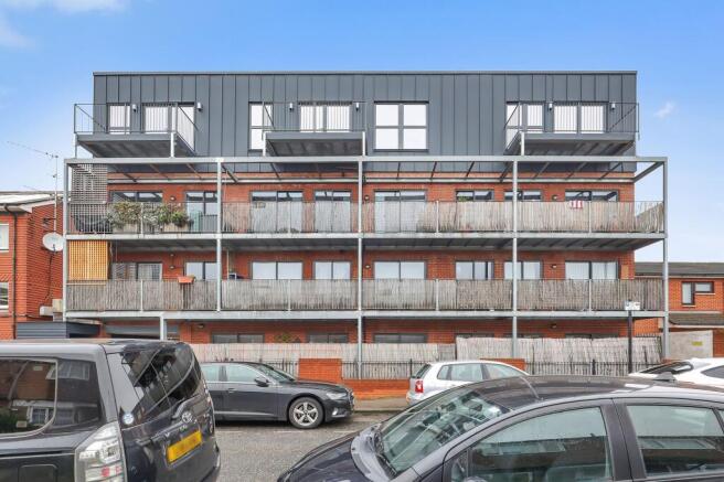 2 bed property, in Grange Road, £325,000