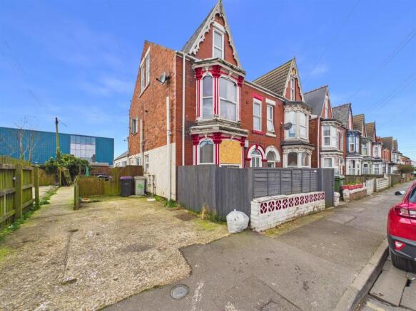 6 bed property, in Waterloo Road, £270,000