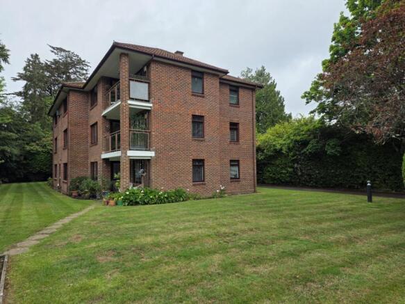 2 bed property, in Flat 4 Mellwood, £200,000