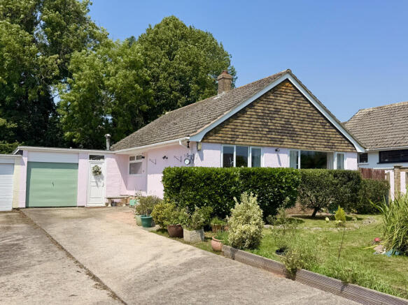 2 bed property, in Pound Field, £300,000