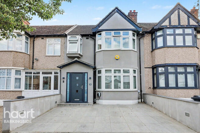 3 bed property, in Oakleafe Gardens, £650,000