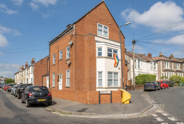 2 bed property, in Maple Road, £230,000