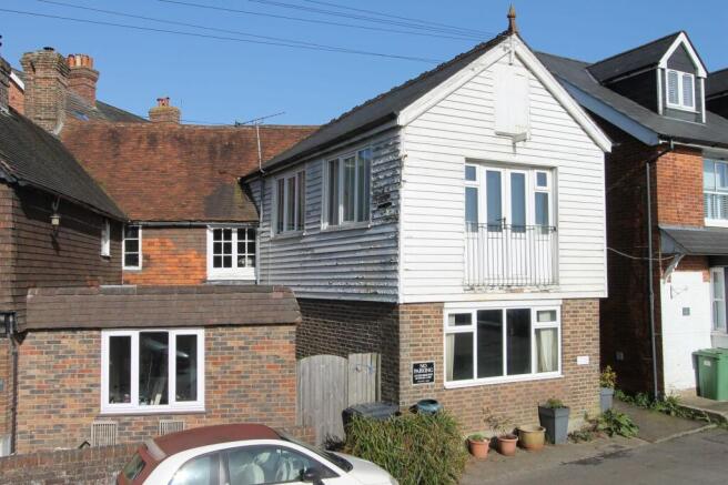 2 bed property, in Sparrows Green, £250,000