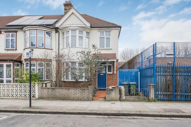 3 bed property, in Dersingham Avenue, £425,000