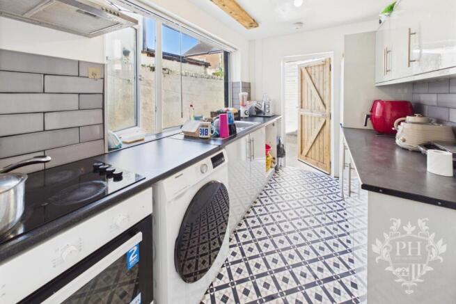 2 bed property, in Edward Street, £65,000