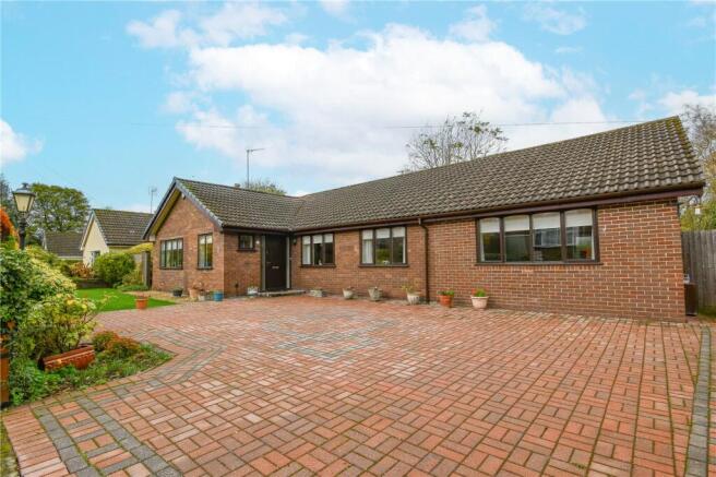 3 bed property, in Pine Way, £500,000