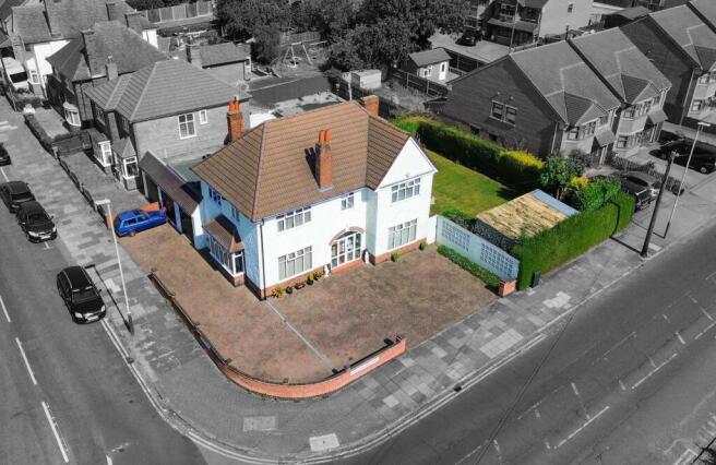 4 bed property, in Stoughton Drive North, £775,000
