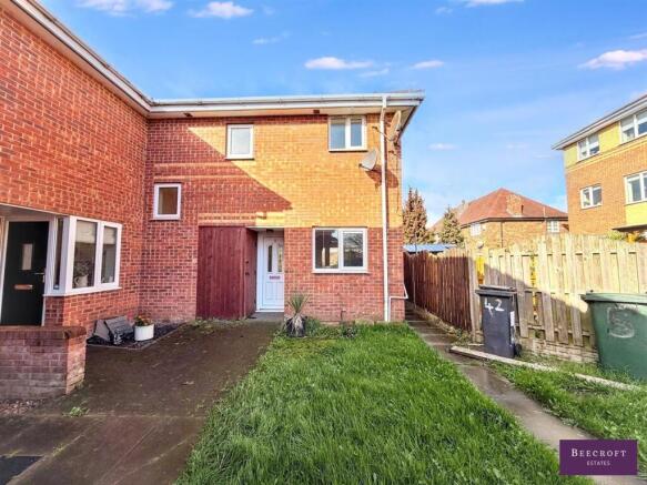 2 bed property, in Beechlea, £80,000