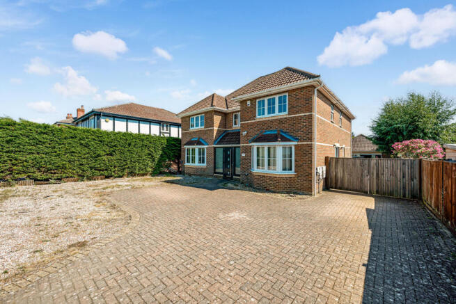 5 bed property, in Warsash Road, £850,000