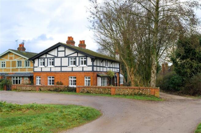 4 bed property, in Cookham Dean Common, £1,375,000