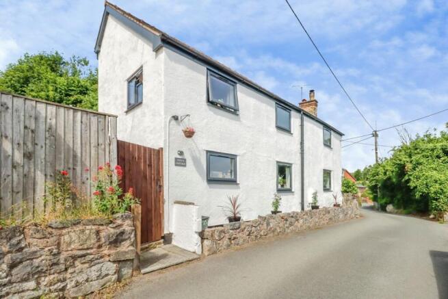 3 bed property, in Woodlands Road, £310,000