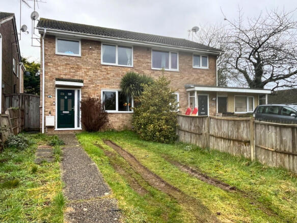 3 bed property, in Hillside Road, £375,000