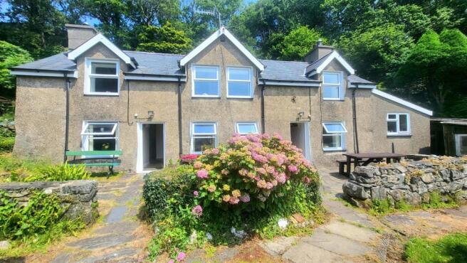 2 bed property, in 1 Capel Fawnog, £165,000