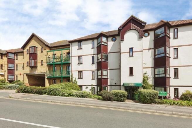 2 bed property, in Victoria Road, £150,000