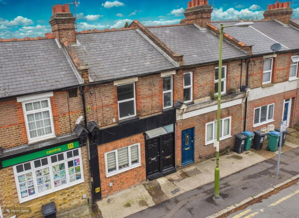 2 bed property, in Harwoods Road, £250,000