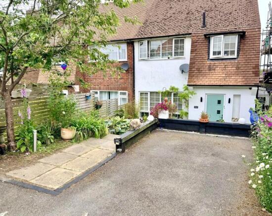 3 bed property, in Churchill Avenue, £325,000