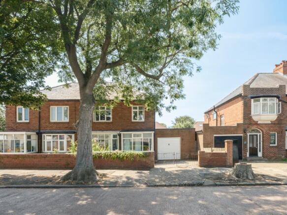 3 bed property, in St. Marys Avenue, £290,000