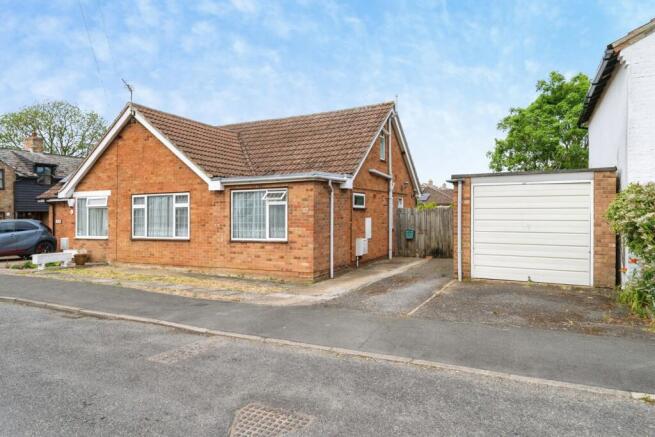 2 bed property, in Pound Lane, £220,000
