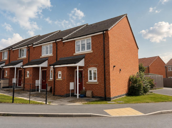 2 bed property, in Field Edge Drive, £235,000